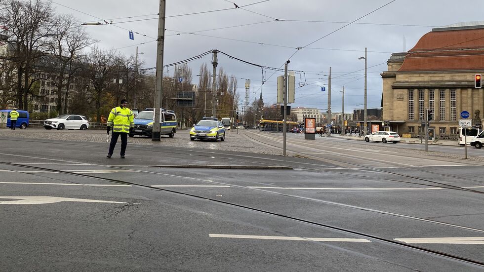 Zahlreiche Polizisten sind am Donnerstagvormittag am Leipziger Hauptbahnhof im Einsatz.