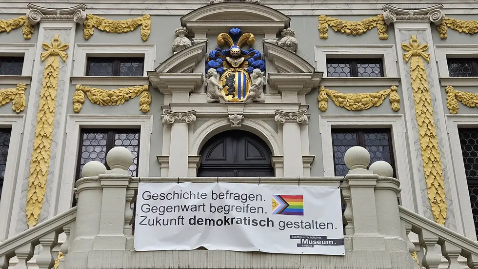 Gegen die Veranstaltung wurde unter anderem mit diesem Transparent protestiert. Gegen die Veranstaltung wurde unter anderem mit diesem Transparent protestiert.