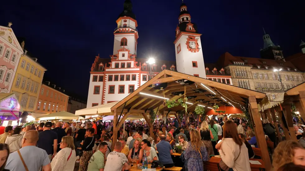 Rund um’s Rathaus wird ab heute das mittlerweile 37. Chemnitzer Weinfest gefeiert. Über 60 Winzer bieten edle Tropfen aus der ganzen Welt an, dazu kommen zahlreiche Gastronomen mit kulinarischen Spezialitäten.