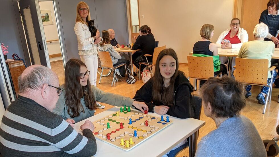 Ganz ohne Berührungsängste – Gemeinsames Spielen im Altenpflegeheim "Am Hirtenweg".