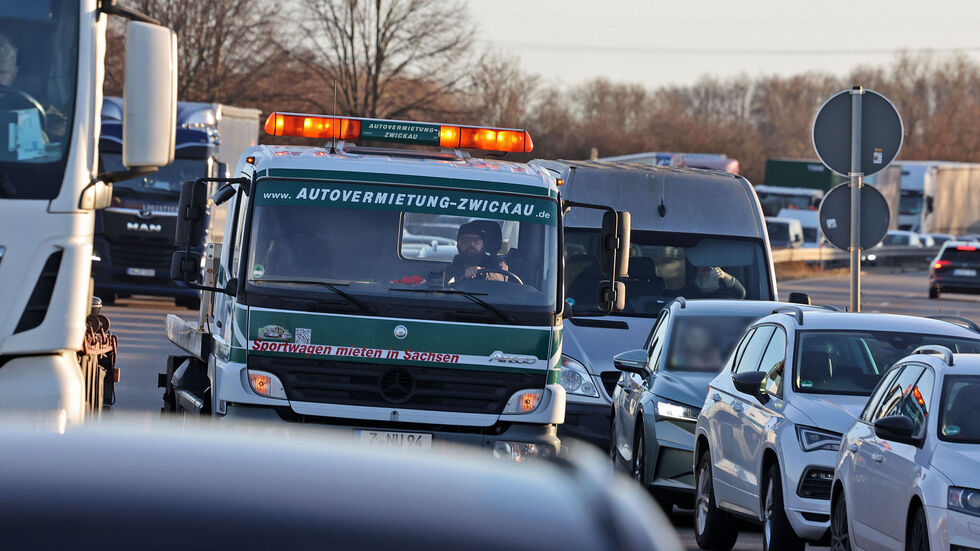 Der Abschleppwagen kam nicht durch. Der Abschleppwagen kam nicht durch.