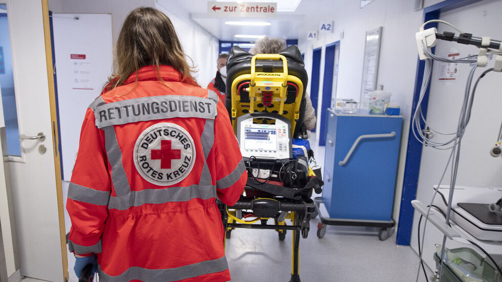 Patientin nach einem Schlaganfall in der Notaufnahme eines Krankenhauses. 