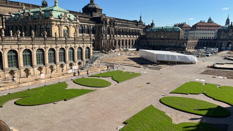 Vor einem Jahr wurde der neue Rasen im Innenhof gesät - diesmal auch vor dem Wallpavillon.