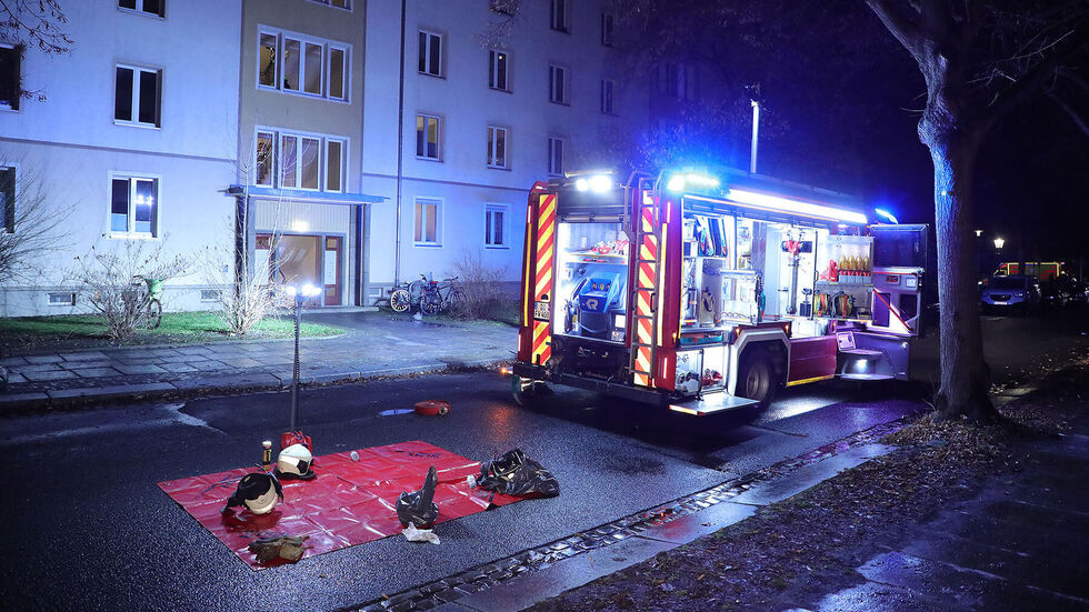 Die Einsatzkräfte in der Brandnacht in Striesen.