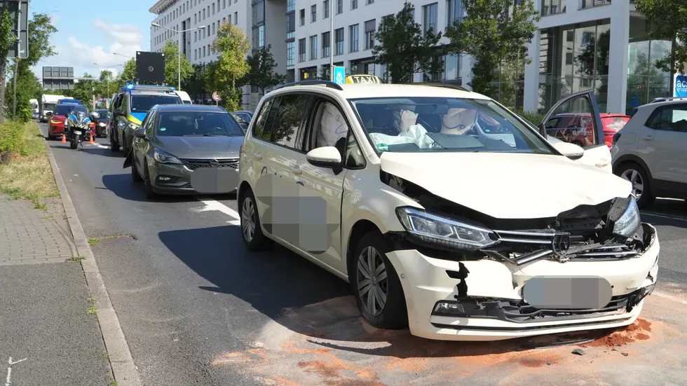 Auf der Maximilian-Allee kam es zu einer kurzzeitigen veränderten Verkehrsführung durch den Unfall.