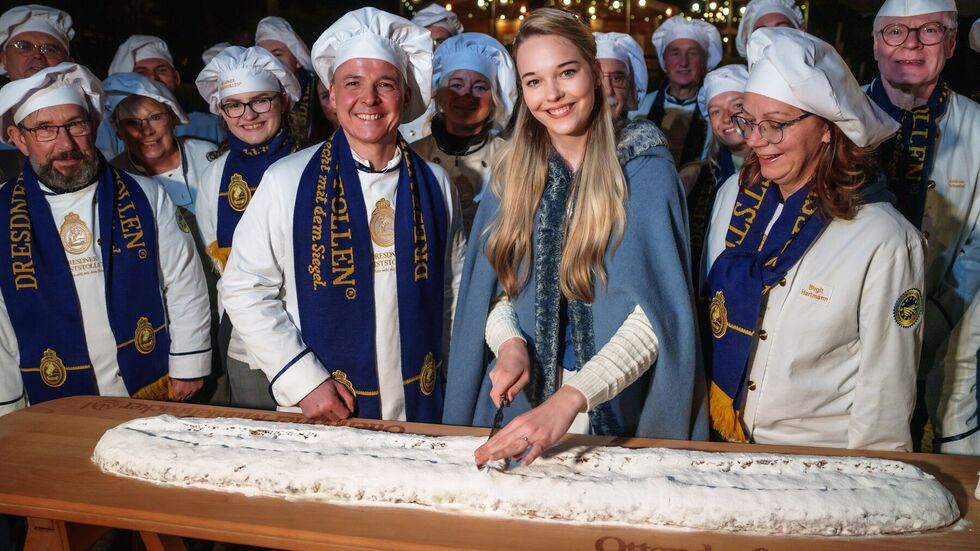 Anschnitt Riesenstollen durch das Stollenmädchen Johanna Worm