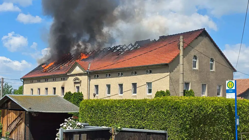 Das Dach des Wohnhauses steht großflächig in Flammen.