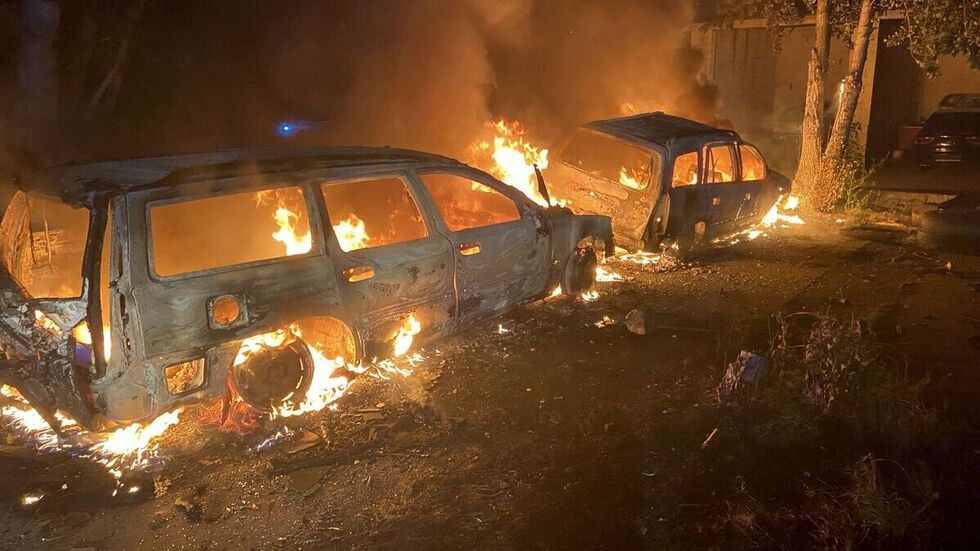 Die Pkw brannten vollständig aus.