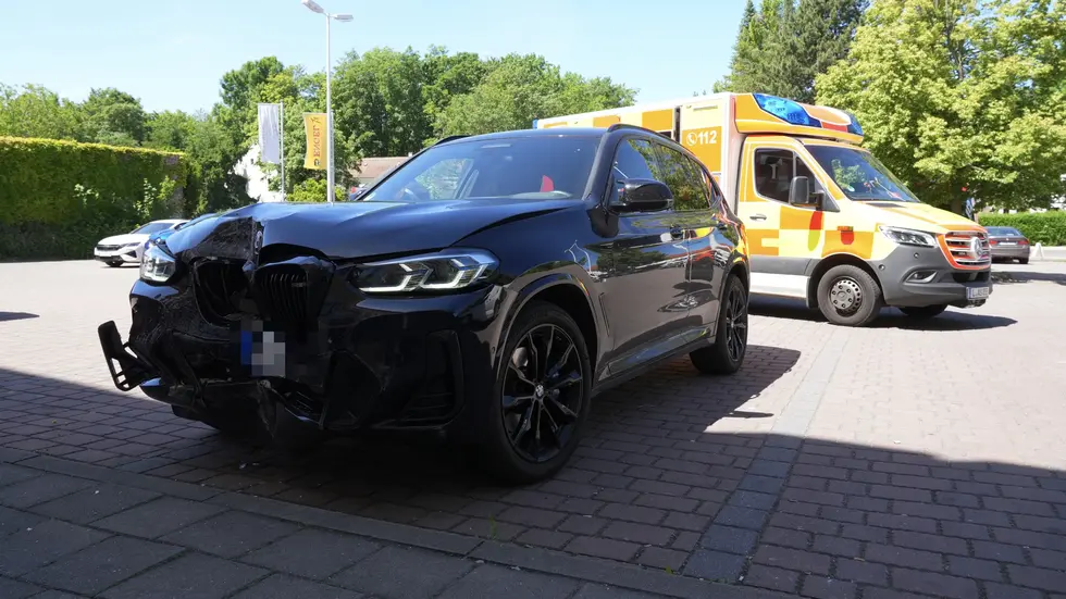 Das Auto hat im vorderen Bereich einiges abbekommen. Das Auto hat im vorderen Bereich einiges abbekommen.