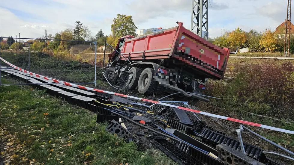 Der andere Lkw "flog" von der Straße.
