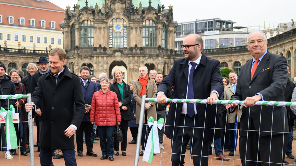 Ministerpräsident Kretschmer, Finanzminister Piwarz und Sachsens Schlösser-Chef Striefler (v.l.n.r.) öffneten am Dienstag den letzten Bauzaun