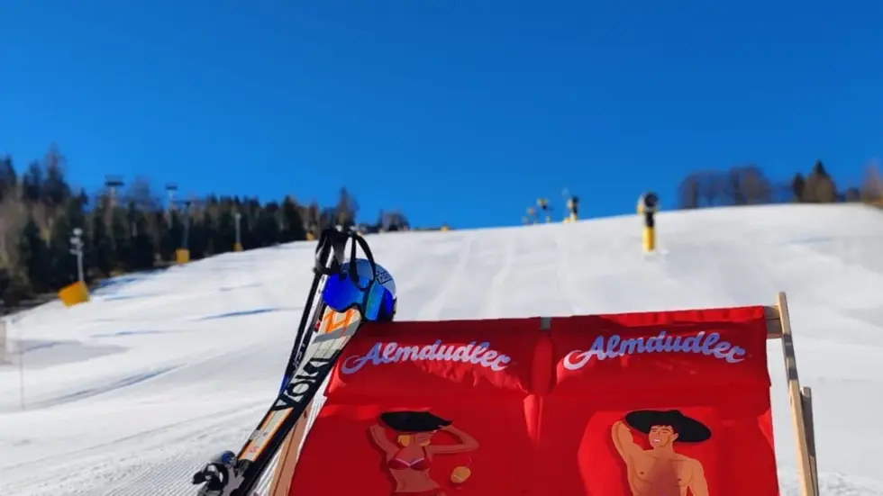 Dank frostiger Nächte hält die Schneedecke in der Skiarena noch. Dank frostiger Nächte hält die Schneedecke in der Skiarena noch.