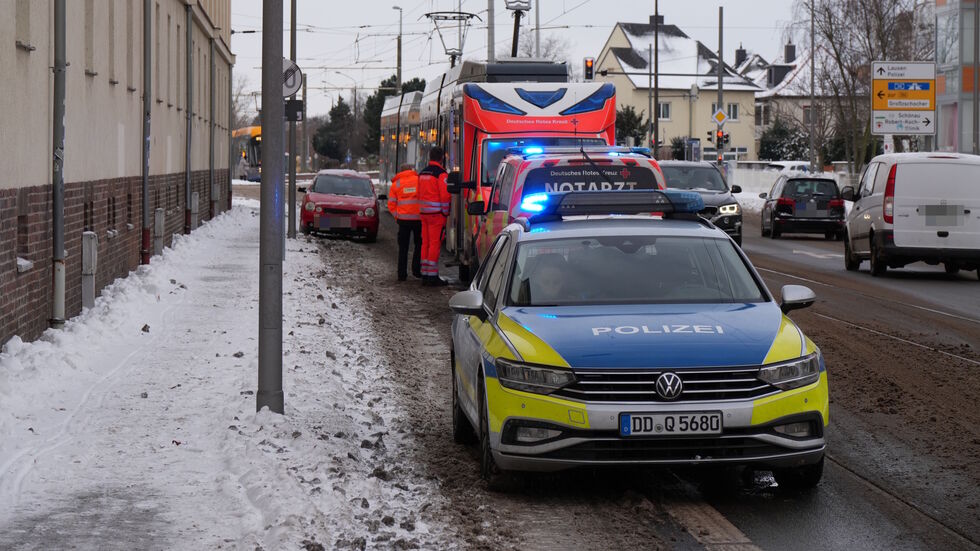 Einzelheiten zum Unfallhergang und zur Schwere der Verletzungen lagen zunächst nicht vor. 