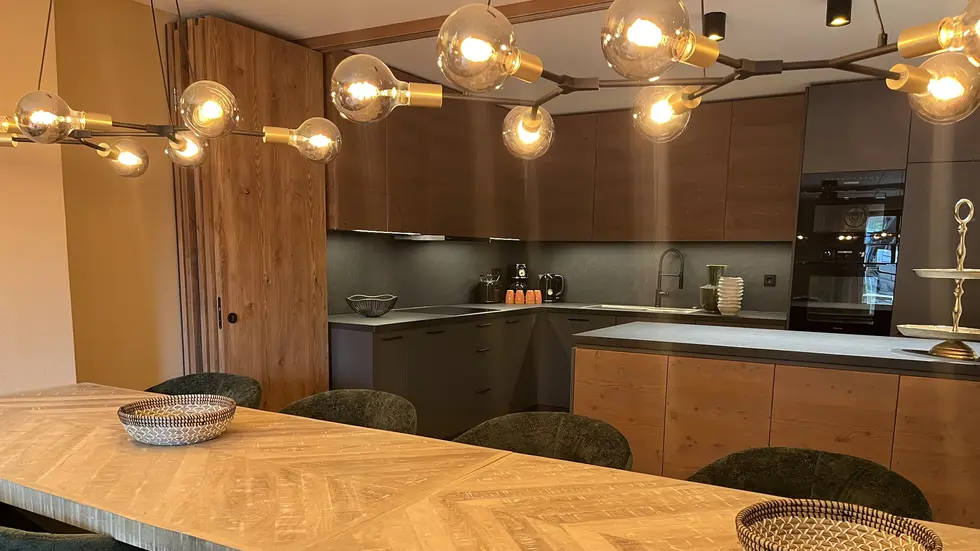 An einem langen Tisch können die Gäste im Chalet gemeinsam essen An einem langen Tisch können die Gäste im Chalet gemeinsam essen