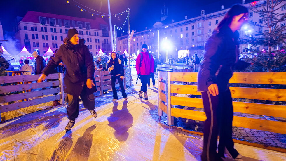 Besucher können auf der 700 Quadratmeter großen Eisfläche ihre Runden drehen oder über den verschlungenen Eisweg Schlittschuhlaufen Besucher können auf der 700 Quadratmeter großen Eisfläche ihre Runden drehen oder über den verschlungenen Eisweg Schlittschuhlaufen