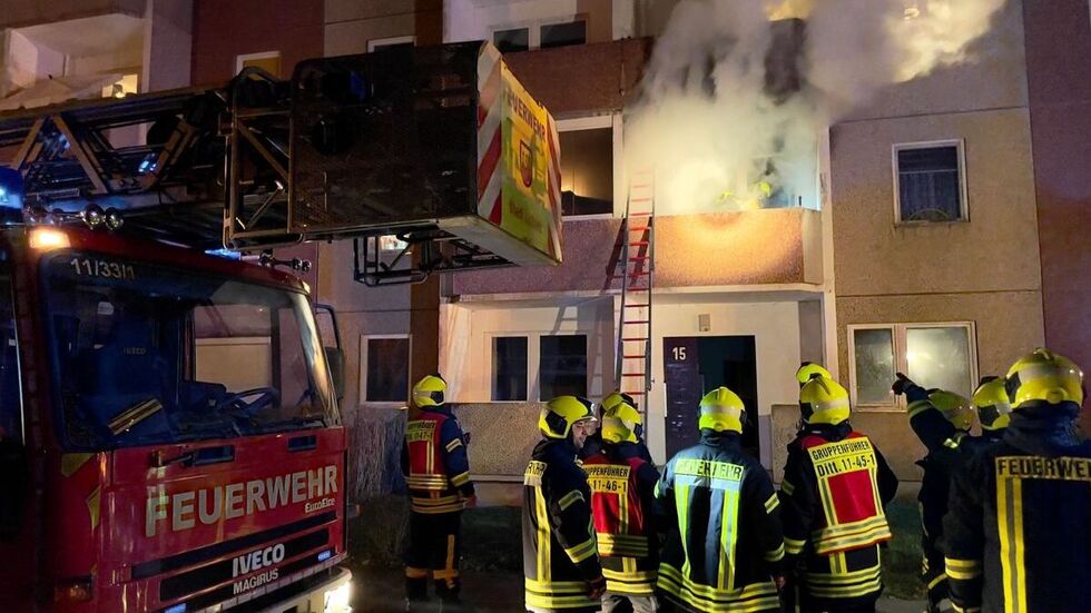 Dichter Rauch quillt aus dem Balkon. 