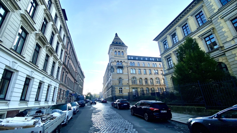 Dort oben ist es, das kleine goldene Dach in der Dimitroffstraße auf einem Turm an einer Ecke der Leipziger Polizeidirektion.