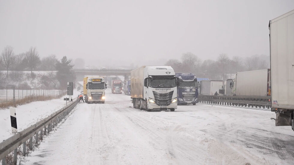 Liegengebliebene Lkw auf der A 4 am Burkauer Berg