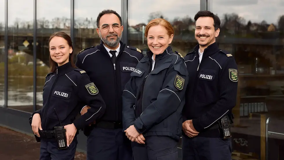 Das Team der WaPo Elbe: V.l.n.r. Kommissarin Jana Macourek (Barbara Prakopenka), Hauptkommissar Sami Fares (Adnan Maral), die Leiterin der Wache Hauptkommissarin Maike Junghans (Carina Wiese) und Kommissar Moritz Krätschmer (Ferdi Özten).
