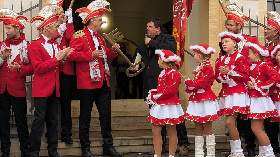 Der Radeberger Oberbürgermeister Frank Höhme und Präsident Carsten John vom Karnevalsklub Großerkmannsdorf e.V. 1967 „ringen“ um den Rathausschlüssel Der Radeberger Oberbürgermeister Frank Höhme und Präsident Carsten John vom Karnevalsklub Großerkmannsdorf e.V. 1967 „ringen“ um den Rathausschlüssel