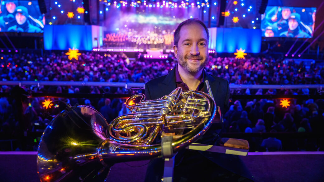 Felix Klieser neben seinem Musikinstrument, dem Horn 