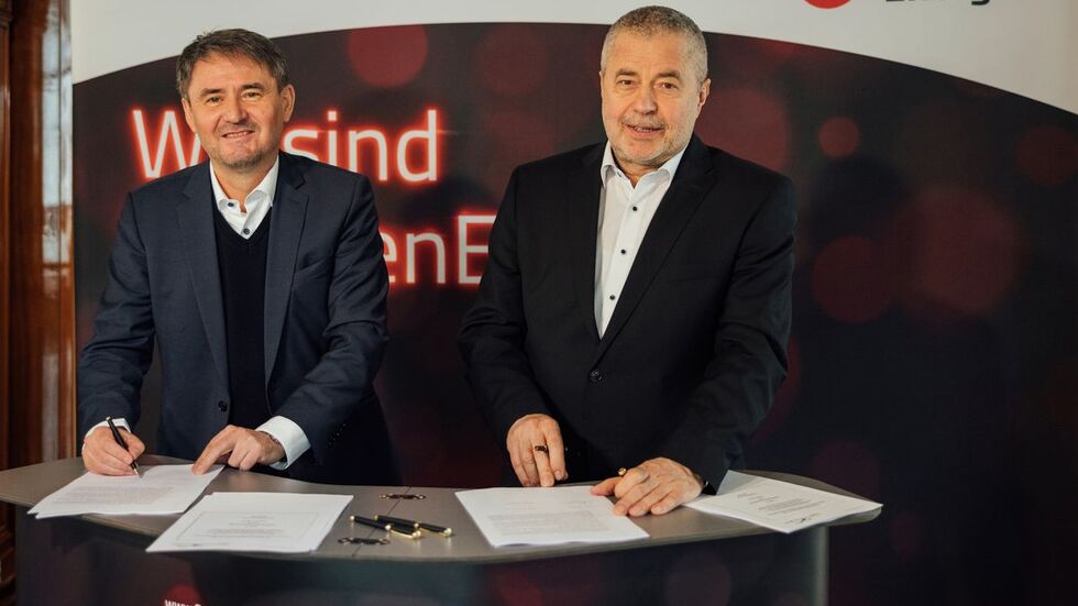Jens Schaller (li.) und Landrat Michael Geisler (re.) bei der Vertragsunterzeichnung.