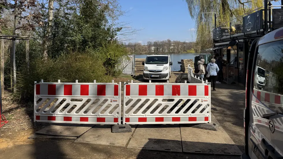 Neben der Baustraße bleibt Platz für die Gäste des "bacaru". Neben der Baustraße bleibt Platz für die Gäste des "bacaru".