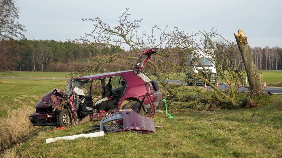 Der 27-Jährige Fahrer des VW wurde bei dem Crash schwer verletzt. An seinem Wagen entstand Totalschaden.