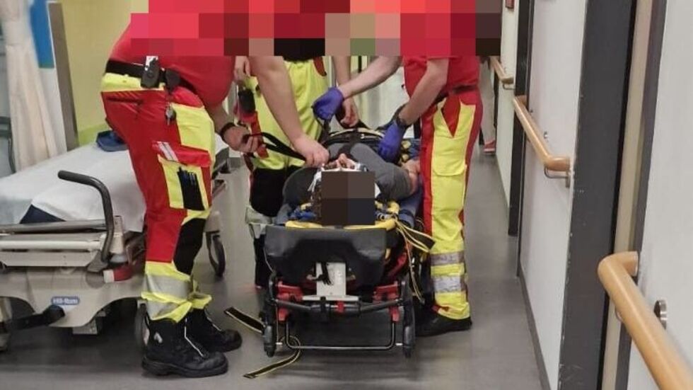 Einer der verletzten 15-Jährigen wird im Krankenhaus von Sanitätern betreut. 