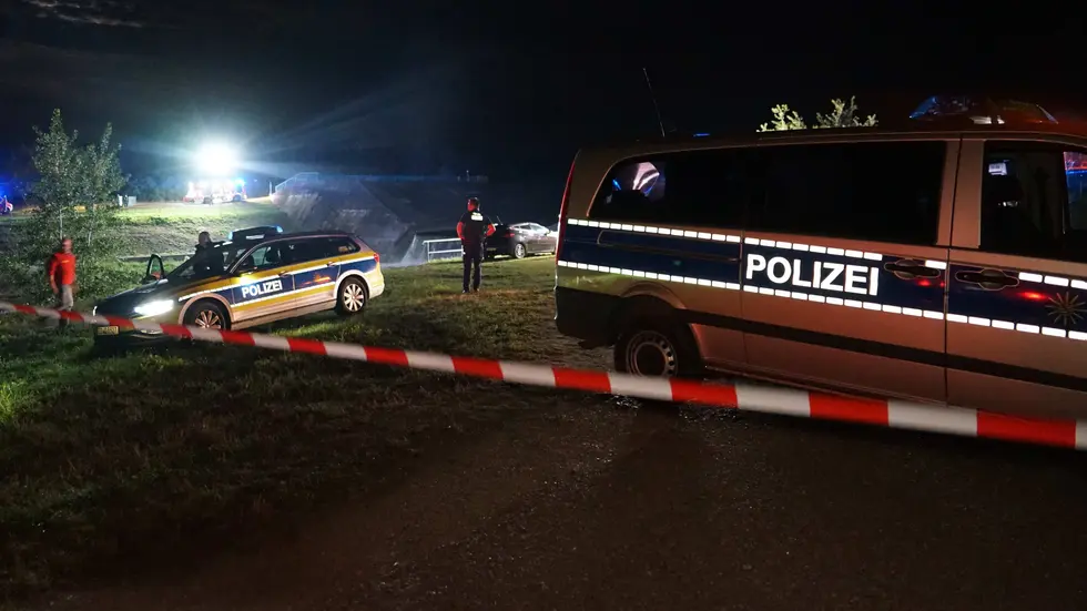 Einsatzkräfte in der Nacht zu Dienstag am Elsterflutbecken in Leipzig.