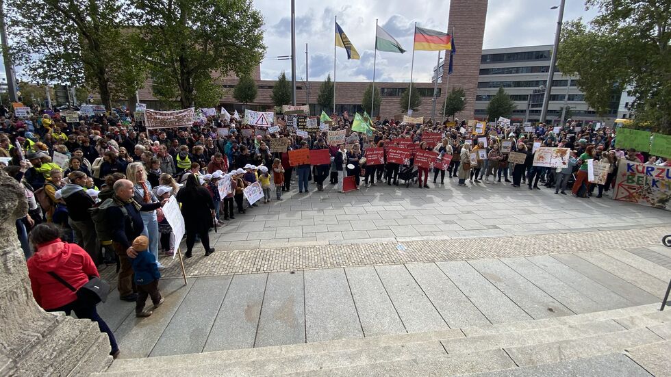 Der Platz vorm Neuen Rathaus in Leipzig war gut gefüllt.