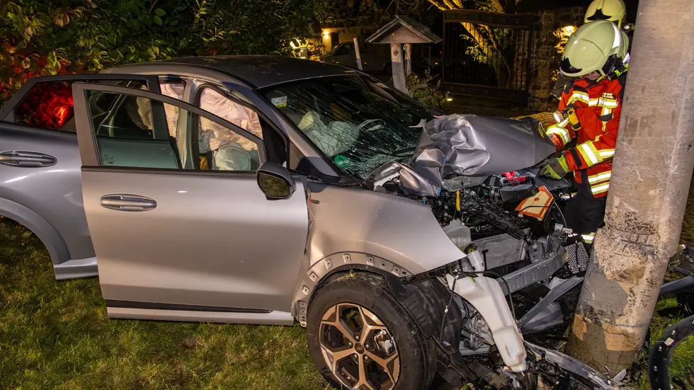 Die Feuerwehren aus Wildbach und Bad Schlema sicherten die Unfallstelle, leuchteten den Bereich aus und klemmten die Batterie des Unfallfahrzeugs ab.