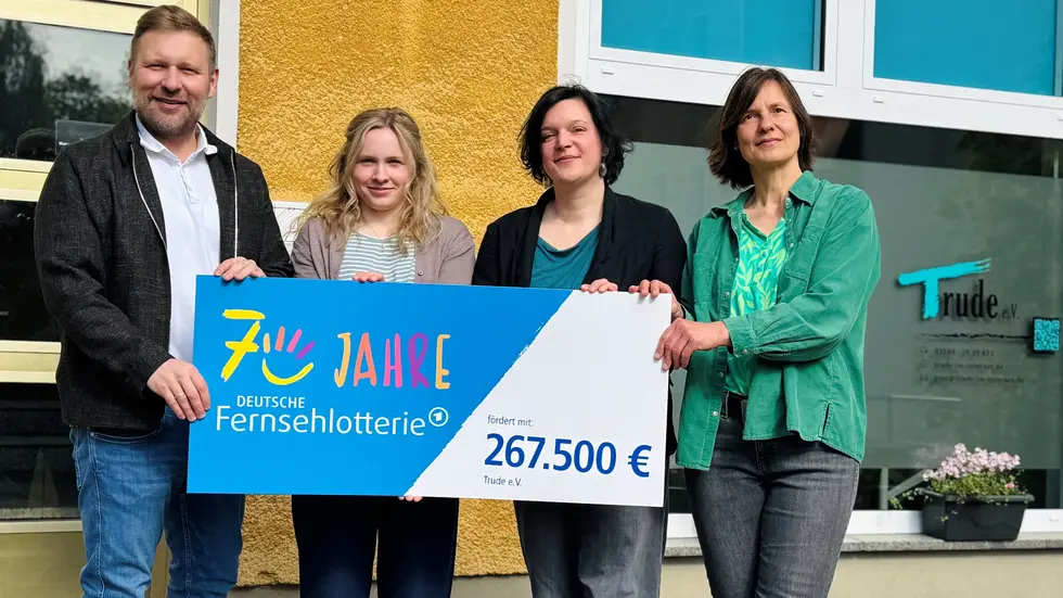 v.l.n.r.: Stephan Masch, Repräsentant der Deutschen Fernsehlotterie; Chiara Skiba, Projektmitarbeiterin des Trude e.V.; Saskia Kroll-Lorenscheit, Vorstandsmitglied des Trude e.V. & Antje Schulz, Projektmitarbeiterin des Trude e.V. bei der symbolischen Übergabe des Förderschecks in Niesky. v.l.n.r.: Stephan Masch, Repräsentant der Deutschen Fernsehlotterie; Chiara Skiba, Projektmitarbeiterin des Trude e.V.; Saskia Kroll-Lorenscheit, Vorstandsmitglied des Trude e.V. & Antje Schulz, Projektmitarbeiterin des Trude e.V. bei der symbolischen Übergabe des Förderschecks in Niesky.