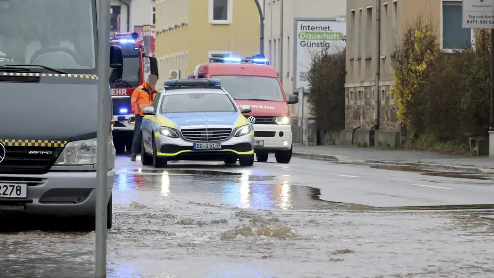 Wasserrohrbruch in der Zwickauer Straße. Die Fahrbahn wurde überflutet. Die Reparaturen werden eine Wochen lang dauern. 