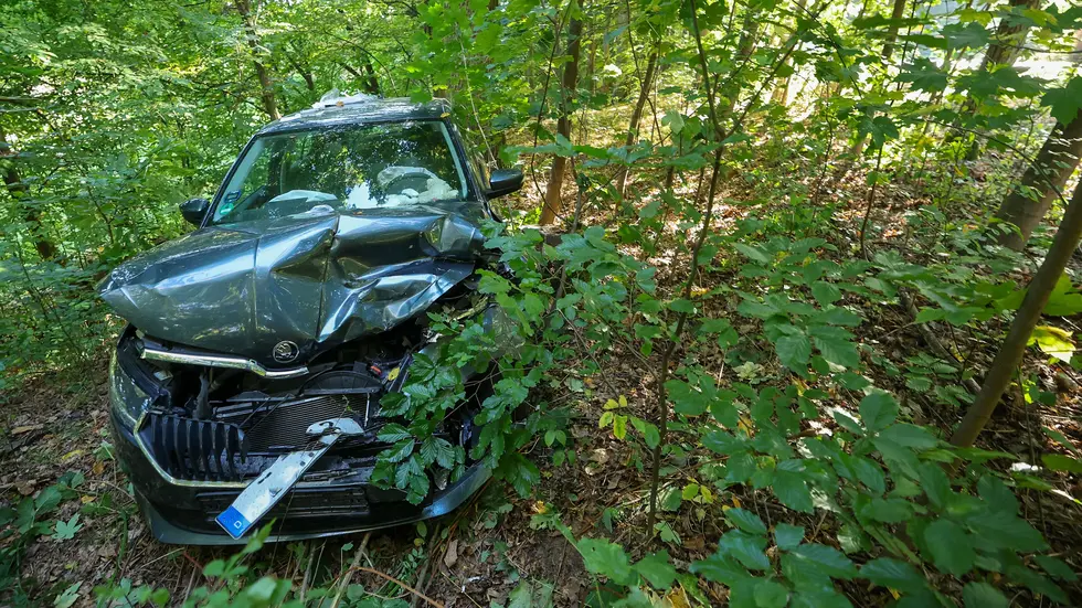 Der Skoda wurde in ein Waldstück geschleudert.
