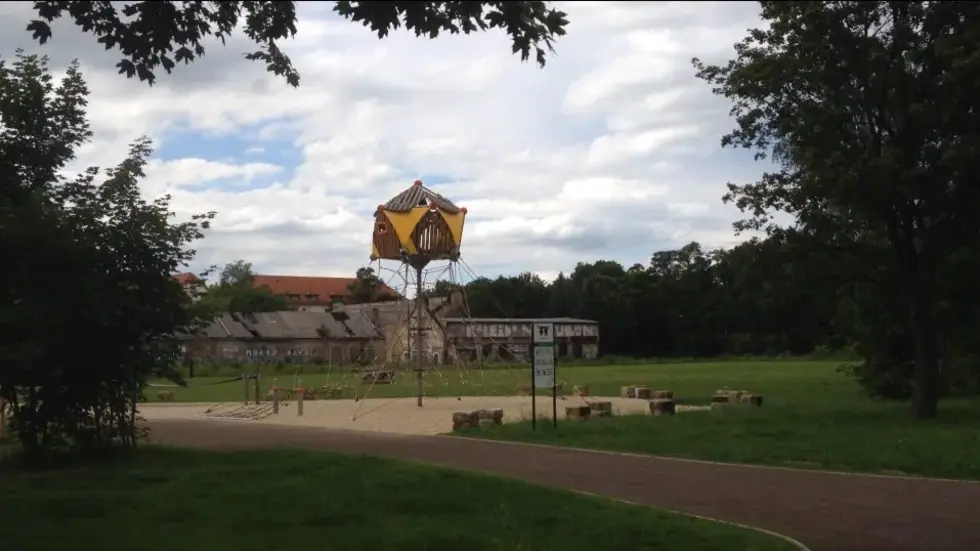 Im Alaunpark in der Neustadt ist in der Nacht zum Sonntag ein junges Paar an einem Spielplatz überfallen worden.