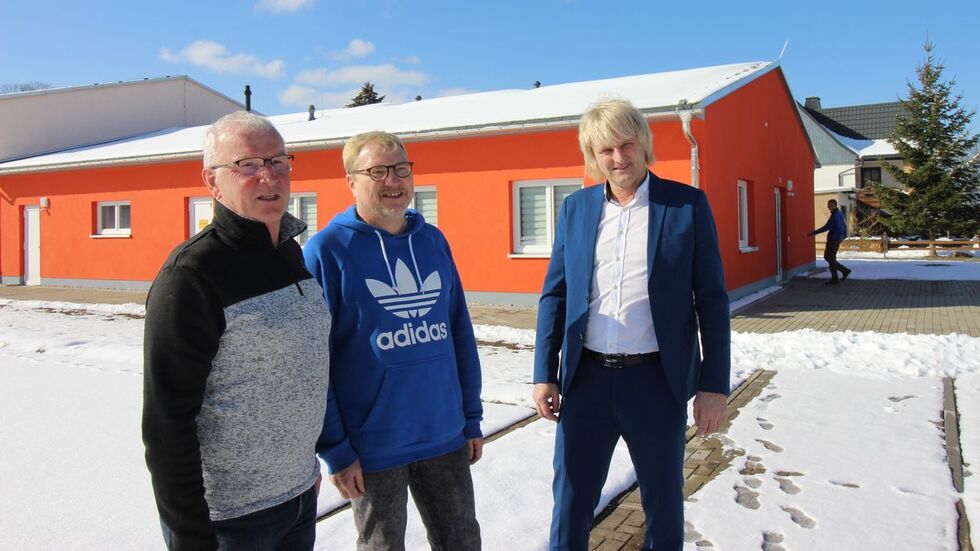 Vorstandsvorsitzender der SG Blumenau Peter Müller, Schulleiter Bernd Erler und Bürgermeister Jörg Klaffenbach (v.l.n.r.) bei der Einweihnung des neuen Anbaus.