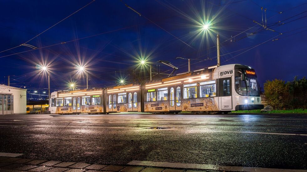Die Weihnachtsbahn der Dresdner Verkehrsbetriebe.