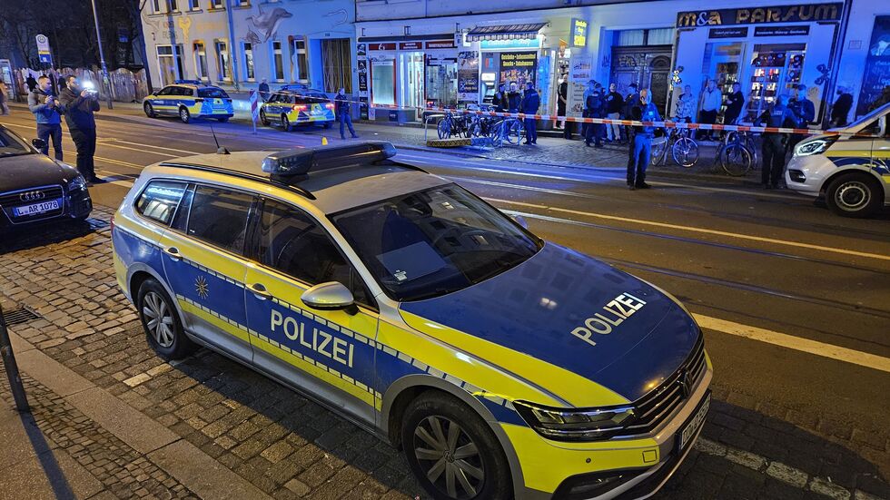 Einsatzkräfte am abgesperrten Tatort auf der Eisenbahnstraße in Leipzig.