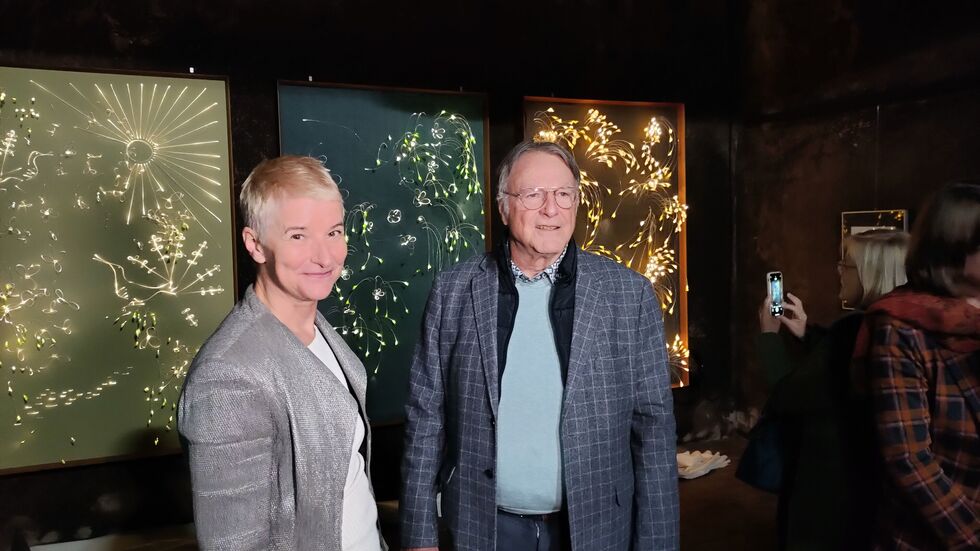 Ruth Gassner und Werner Middendorf vor den drei Kunstwerken
