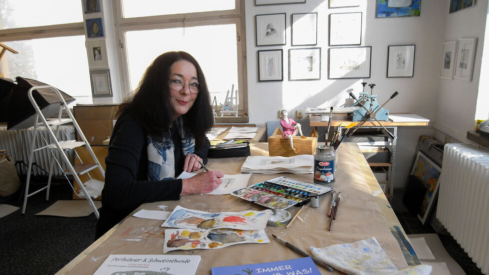 Die Leipziger Künstlerin Ulrike Wodner in ihrem Kunstzimmer zuhause. 