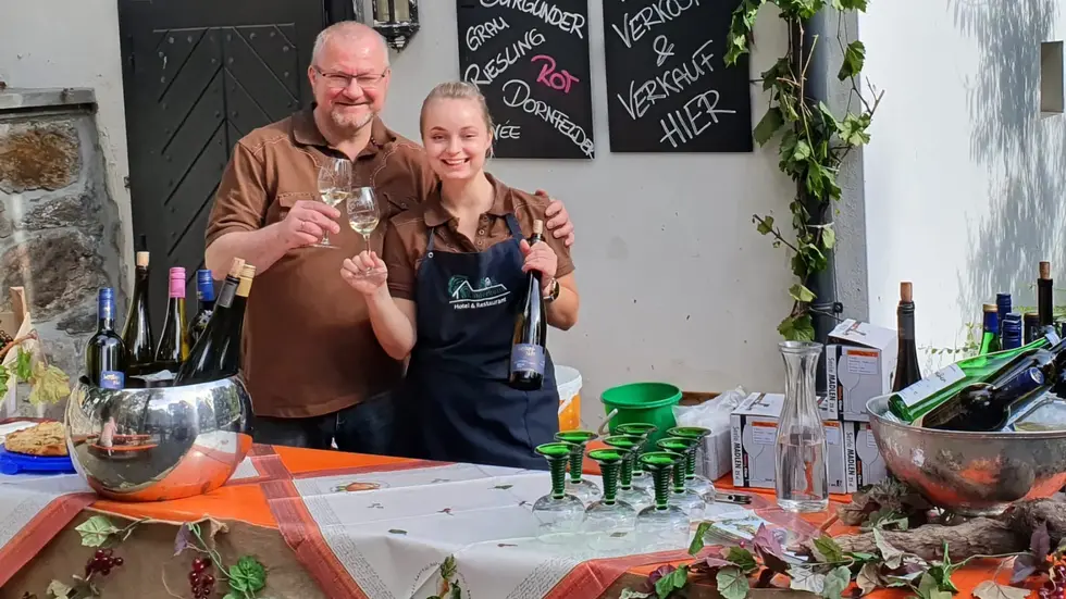 Heiko und Johanna und das gesamte Köhlerhütten-Team freuen sich auf viel Gäste zum Jagd- und Weinfest.