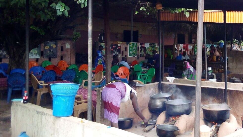 Das Bushmeat Restaurand in Toumodi (Elfenbeinküste). In Garküchen ist Wildfleisch wie Rohrratten oder Primaten ein fester Bestandteil der Speisekarte