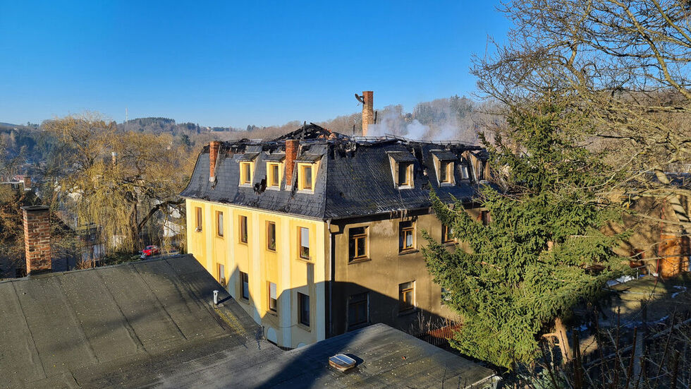 Am Sonntagmorgen rauchte es noch aus dem Dach. 