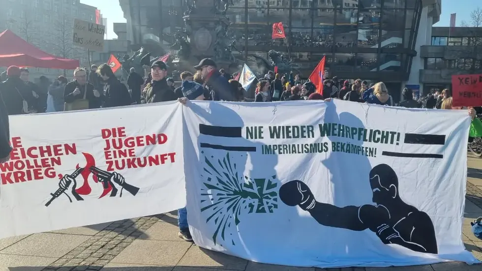 Schüler protestieren gegen die Wehrpflicht auf dem Augustusplatz.