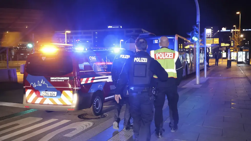 Gegen 22:30 Uhr wurden Retter und Polizei an die Zentralhaltestelle gerufen. Gegen 22:30 Uhr wurden Retter und Polizei an die Zentralhaltestelle gerufen.