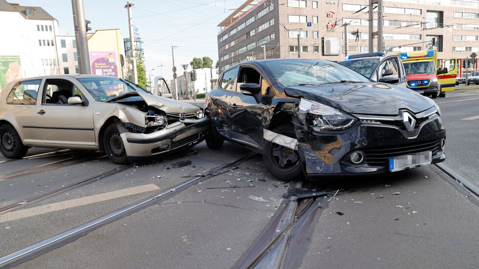 Der 18-jährige Unfallverursacher hatte von der Busspur Reitbahnstraße aus, die Kreuzung an der Zenti überquert.