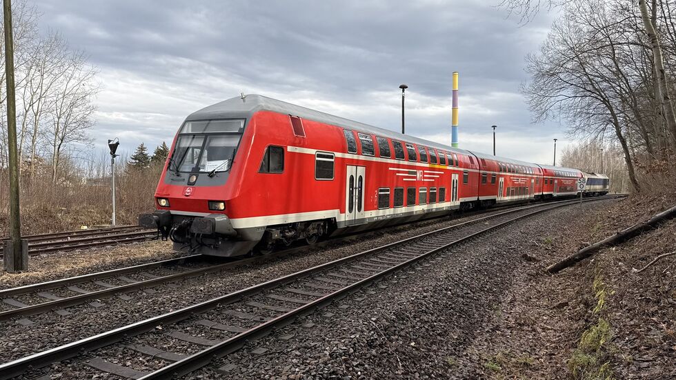 Wenn die Lok den Zug nach Leipzig schiebt, riechen die Passagiere nichts. Wenn sie die Waggons nach Chemnitz zieht, muss der erste Wagen gesperrt werden.