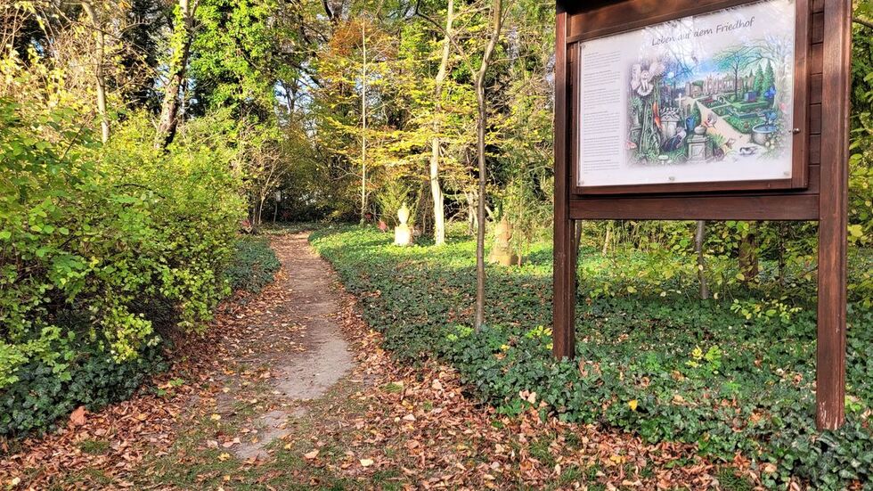 Friedhöfe sind auch Orte der Entdeckung. Naturlehrpfad auf dem städtischen Friedhof in Görlitz. Friedhöfe sind auch Orte der Entdeckung. Naturlehrpfad auf dem städtischen Friedhof in Görlitz.