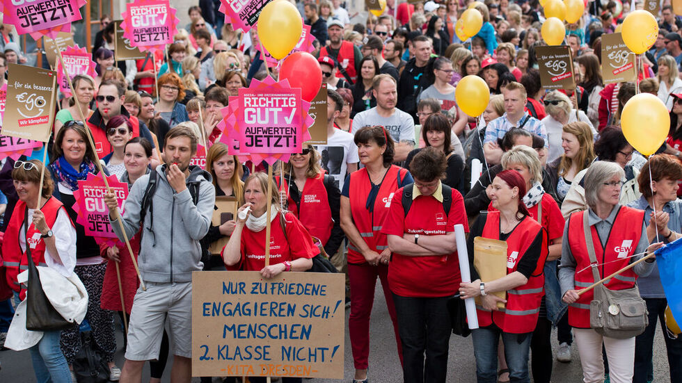Erzieher bei einer Streik-Demo in Dresden (Symbolbild). Erzieher bei einer Streik-Demo in Dresden (Symbolbild).